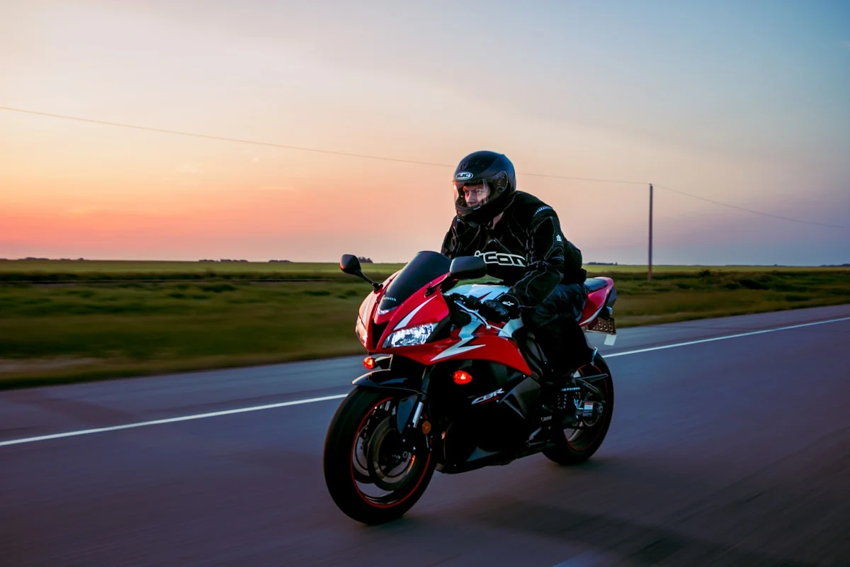 Motociclist accelerând pe șosea, surprins în plină viteză
