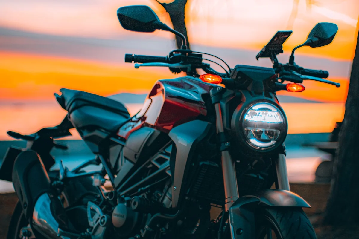 Motocicletă parcată singură în asfințit, simbol al liniștii și al procesării interioare
